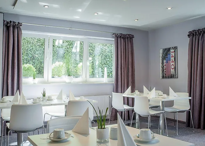 Отель Airport By The New Yorker 3*