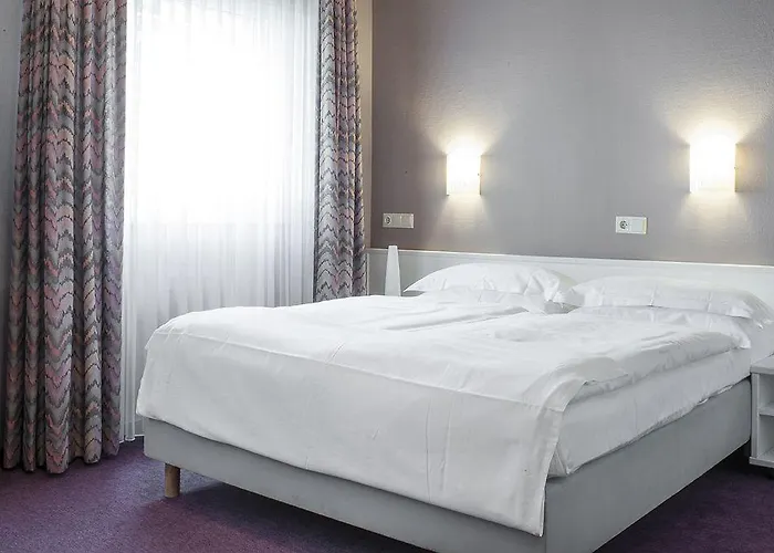 Отель Airport By The New Yorker 3*