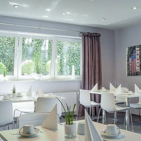 Hotel Airport By The New Yorker 3*