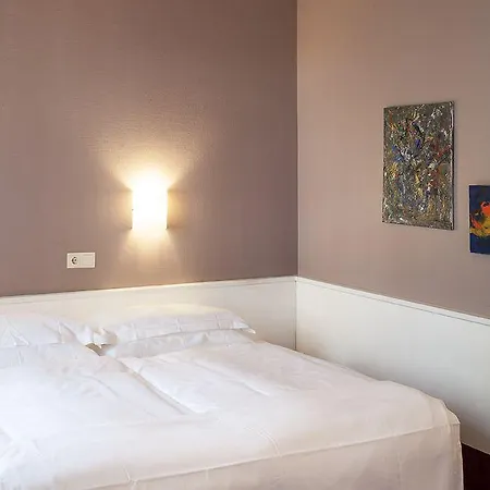 Airport By The New Yorker Hotel