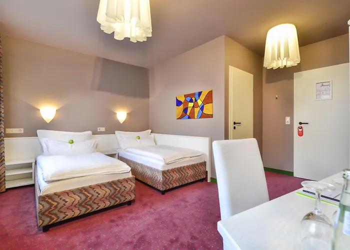 Airport By The New Yorker Hotel 3*