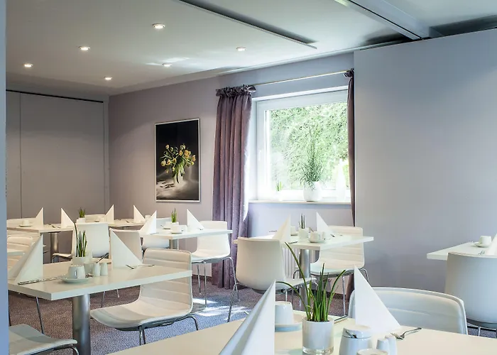 Hotel Airport By The New Yorker 3*