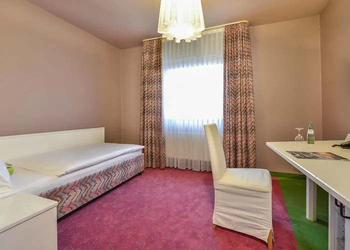 Hotel Airport By The New Yorker 3*