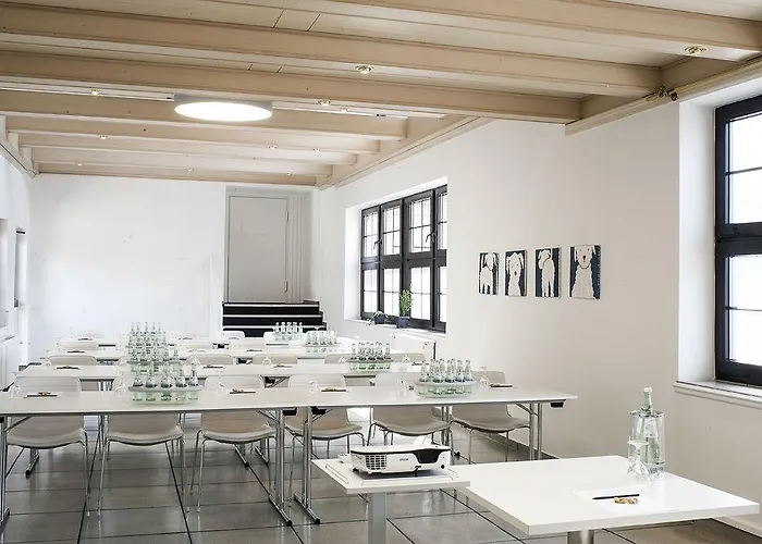 Airport By The New Yorker Colonia