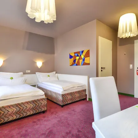 Airport By The New Yorker Hotel 3*