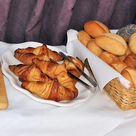 Airport By The New Yorker Hotel