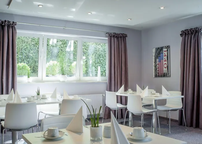 מלון Airport By The New Yorker 3*