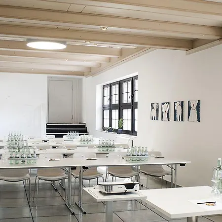 Airport By The New Yorker Colónia