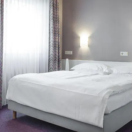 Hotel Airport By The New Yorker 3*