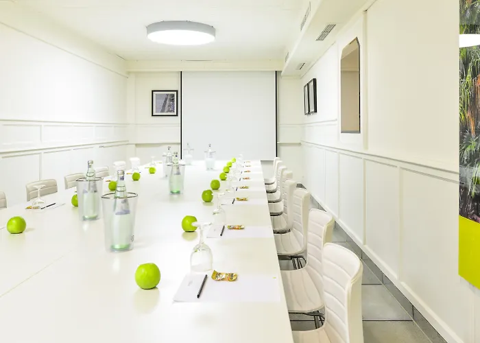 Отель Airport By The New Yorker