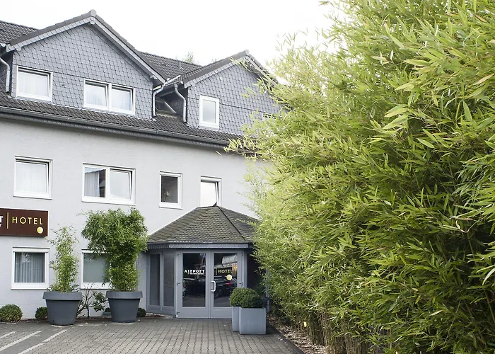 Отель Airport By The New Yorker